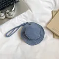 Mini monedero tipo sombrero de denim azul con costuras de contraste y un cordón - Azul claro
