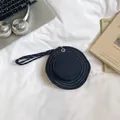 Mini monedero de tela vaquera azul marino con cordón tejido y costuras en blanco - Azul Denim