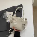 Borsa a secchiello in pelle PU bianco crema con fiocco di pizzo e perle e cuore argento - con portachiavi / Bianco avorio