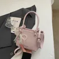 Borsa a secchiello rosa alla moda con fiocco di perle, pizzo e tracolla regolabile - con portachiavi / Rosa