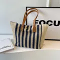 Schicke gestreifte Web-Tasche mit braunen Ledergriffen und sicherem Reißverschluss - Blau