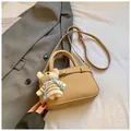 Borsa a mano beige texture litchi con ciondolo a orsetto e tracolla lunga rimovibile - Cachi Con Pendente