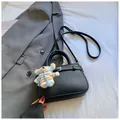 Borsa a mano nera in pelle martellata con tracolla e ciondolo a forma di orsetto - Nero Con Pendente
