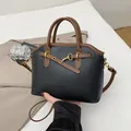 Bolso bandolera vintage de cuero negro y marrón con textura granulada y cierre dorado - Negro