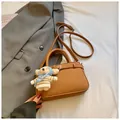Borsa a mano marrone grana litchi con tracolla regolabile e ciondolo a forma di orsetto - Marrone con Ciondolo