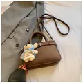 Borsa a tracolla marrone con motivo litchi e grazioso ciondolo a forma di orsetto peluche - Caffè Con Pendente