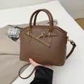 Bolso tote vintage de cuero marrón con textura granulada y correa ajustable - Marrón