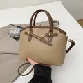 Bolso bandolera retro de cuero granulado en caqui y marrón con detalles dorados - Caqui