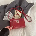 Piccola borsa rossa lucida a tracolla con doppia zip e tracolla regolabile - Rosso