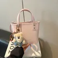 Rosa Leder Mini Tote Bag mit niedlichem Bärenanhänger und verstellbarem Schultergurt - Rosa