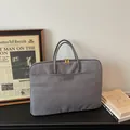 Sacoche ordinateur minimaliste gris en suédine avec doubles poignées et zips dorés - Gris