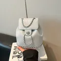 Sac à dos gris clair à chaîne pour femmes avec fermoir rotatif en métal argenté poli - Bleu