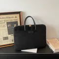 Sacoche noire minimaliste en daim pour ordinateur portable avec fermetures dorées - Noir