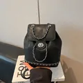 Sac à dos noir à chaîne en cuir délavé avec détails argentés et style punk chic - Noir
