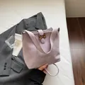 Borsa a secchiello in camoscio malva con fiocco leopardato e tracolla regolabile - Viola