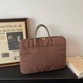 Sacoche ordinateur marron en daim avec doubles poignées et étiquette en cuir FNER - Café