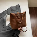 Secchiello in camoscio marrone con fiocco leopardato e tracolla regolabile donna - Marrone