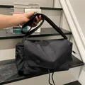 Minimalistische schwarze Canvas-Umhängetasche mit breitem verstellbarem Gurt - Schwarz