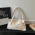 Minimalistische cremeweiße glänzende Tote Bag mit zwei Schultergurten und Metallschnalle - Gebrochenes Weiß