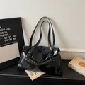 Minimalistische schwarze glänzende Tote Bag mit Silberschnallen und Schultergurten - Schwarz