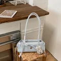 Schicke hellblaue Polka-Dot-Schultertasche mit Spitzenband und Welpenanhänger - Blau mit Anhänger