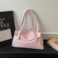 Schicke rosa Lackleder-Achseltasche mit Glanzeffekt und minimalistischem Schultergurt - Rosa