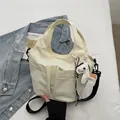 Sac à main en toile crème à poches multiples avec breloque cheval et bandoulière - Avec Pendentif / Blanc Cassé