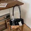 Schwarze gepunktete Schultertasche mit Spitzenschleife, Herzanhänger und Hund - Schwarz Mit Anhänger