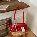 Rote Vintage-Umhängetasche mit Polka Dots, Spitzenbogen und süßem Plüschhund-Anhänger - Rot mit Anhänger