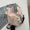 Sac à main en toile rose pâle avec poches, bandoulière amovible et breloque cheval - Avec Pendentif / Rose