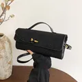 Elegante borsa a spalla nera con perline lucide, strass e chiusura a scatto in metallo dorato - Nero