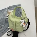 Sac fourre-tout en toile vert clair avec poches avant, bandoulière noire et charm poney - Avec Pendentif / Vert