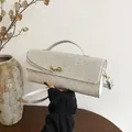 Borsa a spalla chic con strass argento, manico metallico e dettaglio a nodo decorativo - Argento