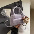 Sac à main Boston lavande élégant avec breloque d'ours en peluche et nœud décoratif - Avec Pendentif / Violet