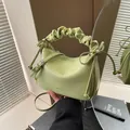 Schicke hellgrüne Lederhandtasche mit Falten, Schleifendetail und verstellbarem Riemen - Grün