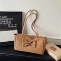 Borsa tote intrecciata marrone con fiocco grande e fibbia in metallo stile retrò - Marrone