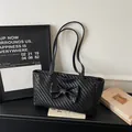 Borsa tote nera intrecciata minimalista con fiocco decorativo per uno stile casual - Nero