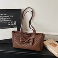 Borsa tote in pelle intrecciata marrone scuro con grande fiocco e spalline sottili - Marrone