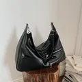 Grand sac hobo noir en similicuir avec rivets argentés et fermetures éclair pratiques - Noir