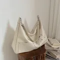 Sac hobo beige minimaliste avec rivets argentés et fermetures éclair décoratives de luxe - Blanc