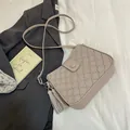 Elegante borsa a tracolla beige trapuntata a onde con nappa su sfondo lifestyle parigino - Grigio