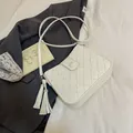 Borsa a tracolla bianca intrecciata con nappe decorative e dettagli in metallo argento - Bianco