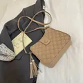 Borsa a secchiello beige con motivo a griglia e ciondolo a frangia con strass elegante - Cachi Chiaro
