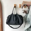 Borsa tote minimalista in nylon nero con coulisse e tracolla regolabile stile nuvola - Nero