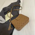 Sac seau matelassé caramel pour femme avec détail de pompon long et bandoulière - Khaki Foncé