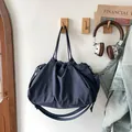 Borsa a mano in nylon blu scuro con coulisse, grande capacità e tracolla rimovibile - Blu