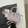 Chique lavendelpaarse schelpvormige handtas met hartvormige hanger en schouderband - Paars