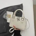 Minimalistische beige schelptas met hartvormige hanger voor dames crossbody tas - Broken Wit