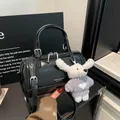 Sac Boston noir brillant chic avec bandoulière et adorable breloque peluche chiot blanc - Avec Pendentif / Noir