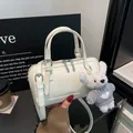 Sac Boston blanc avec poignées en cuir, bandoulière réglable et pendentif ours - Avec Pendentif / Blanc